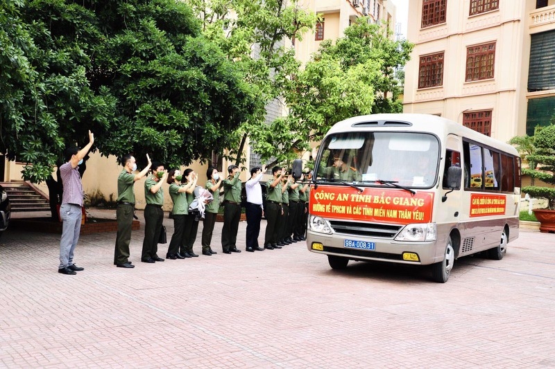 Công an Bắc Giang lên đường chi viện nhu yếu phẩm, thiết bị y tế cho TP HCM và các tỉnh miền Nam