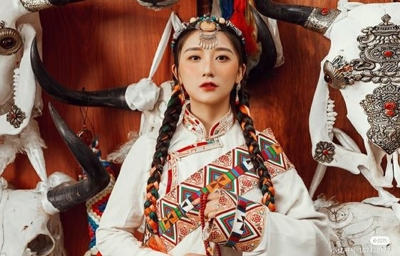 Gen Z Trung Quốc thổi luồng sinh khí mới vào trang phục truyền thống của người Tây Tạng