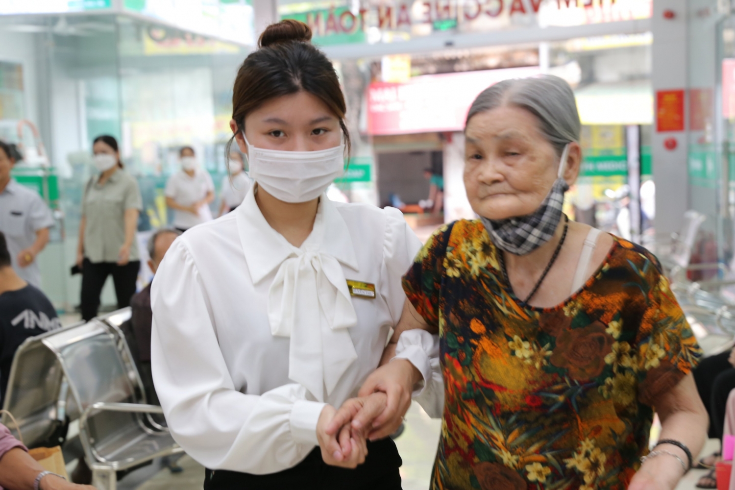 Bệnh viện Hữu Nghị Quốc tế Hà Nội tổ chức thăm khám, tặng quà miễn phí cho gia đình chính sách