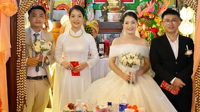 Hai chị em sinh đôi "xinh như hoa", kết hôn cùng ngày khiến dân mạng trầm trồ thích thú