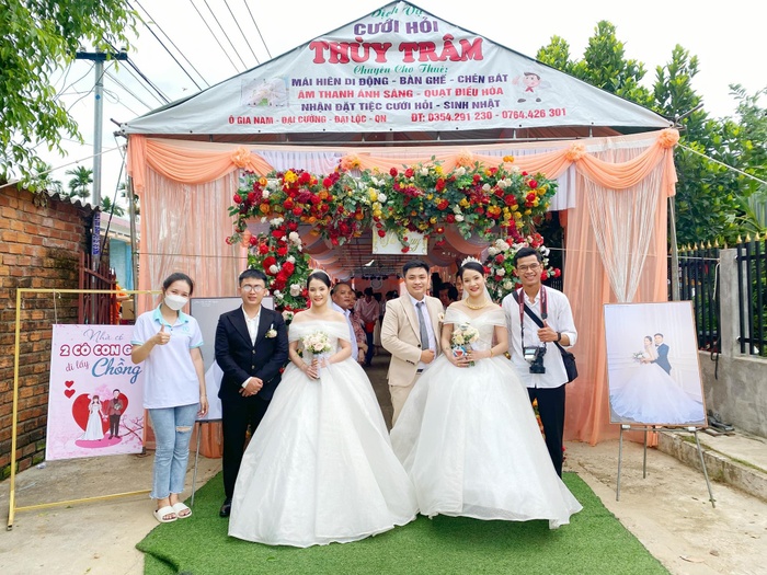 Hai chị em sinh đôi "xinh như hoa", kết hôn cùng ngày khiến dân mạng trầm trồ thích thú