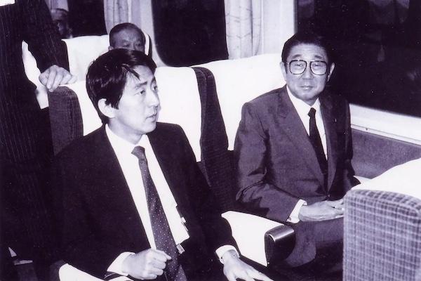 Abe Shinzo: Người đi giữa những "tương phản" của xã hội Nhật Bản