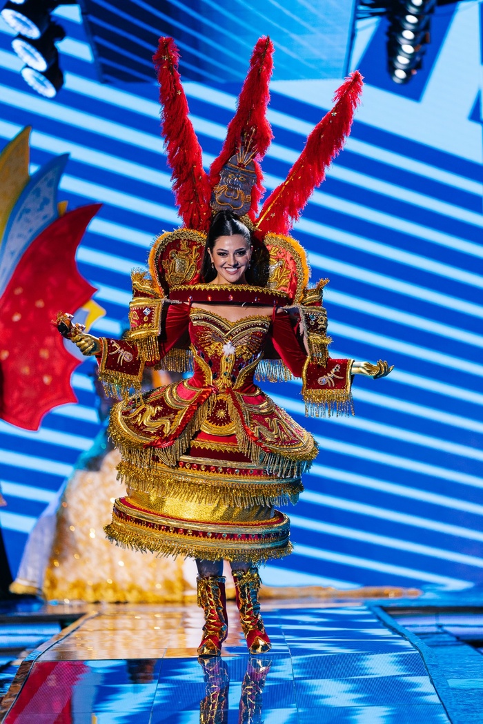 Đồ dân tộc "trời ơi" của thí sinh Miss Supranational: Cồng kềnh, điểm nhấn kém duyên vùng nhạy cảm Đồ dân tộc "trời ơi" của thí sinh Miss Supranational: Cồng kềnh, điểm nhấn kém duyên vùng nhạy cảm