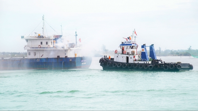 Diễn tập phối hợp tìm kiếm, cứu nạn hàng hải tại cảng Chu Lai