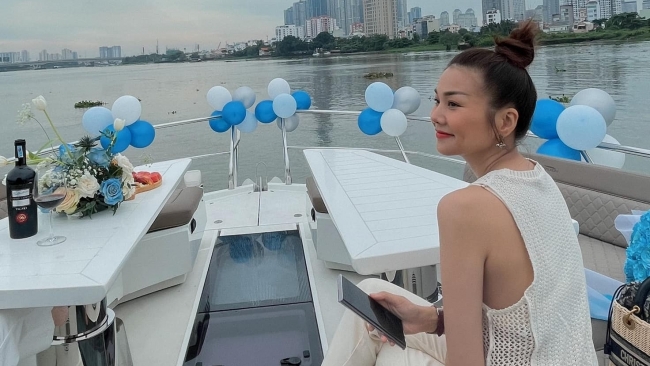 Siêu mẫu Thanh Hằng đón sinh nhật trên du thuyền hạng sang