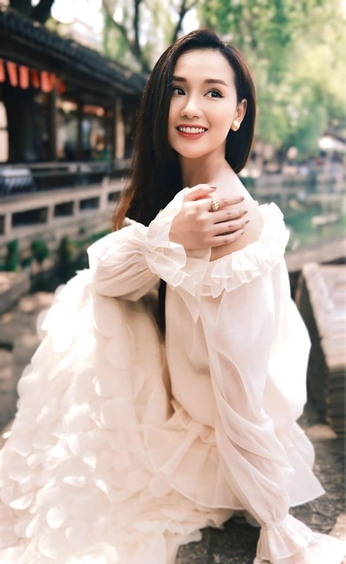 Lã Thanh Huyền chăm diện váy xuyên thấu trong chuyến du lịch