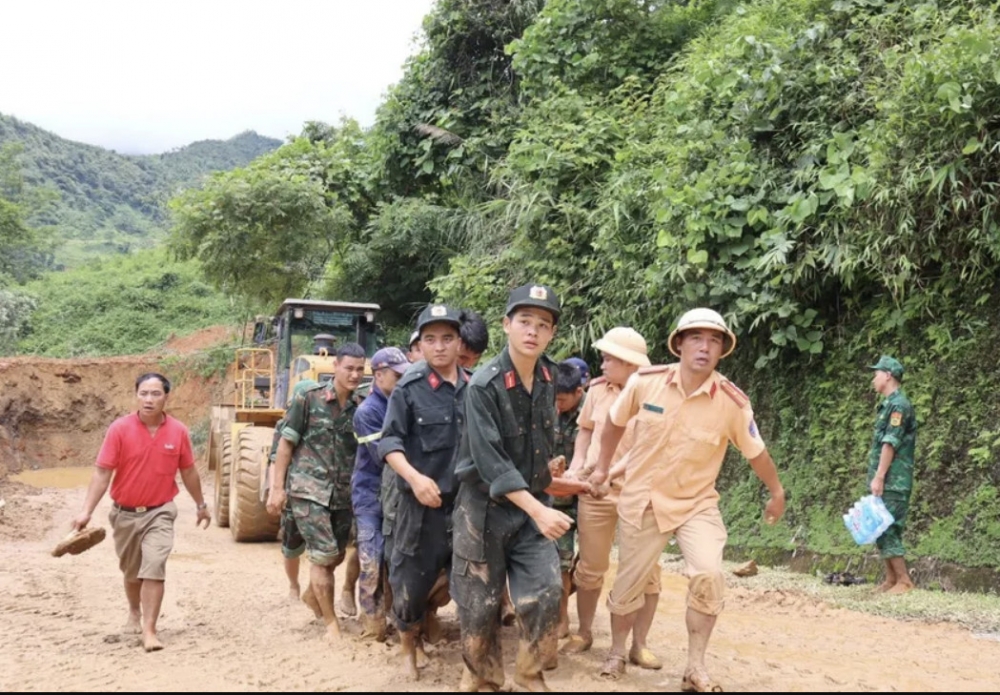 Vụ sạt lở đất vùi lấp ô tô khách ở Hà Giang có 10 người tử vong