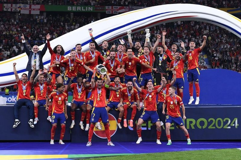 Chùm ảnh: Đội tuyển Tây Ban Nha ăn mừng cuồng nhiệt vô địch EURO 2024