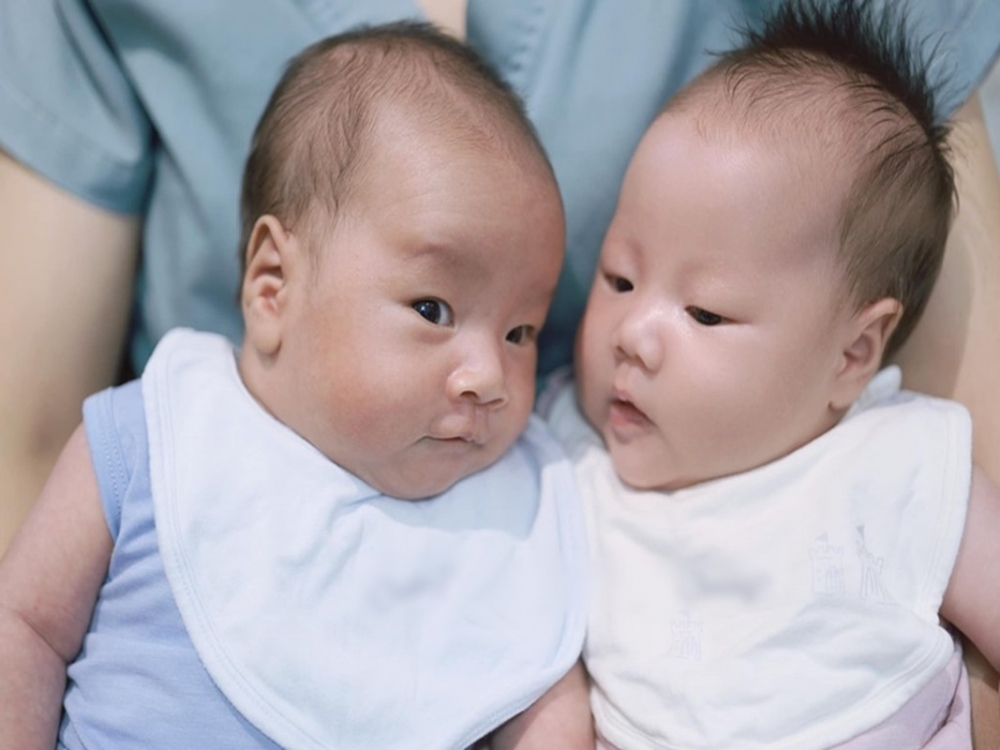 Loạt ảnh mới của cặp song sinh nhà Phương Oanh - Shark Bình