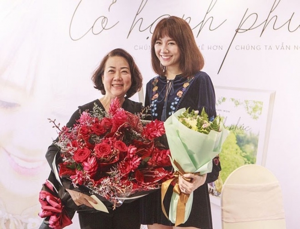 Hội mẹ chồng sao Việt sành điệu không kém cạnh con dâu