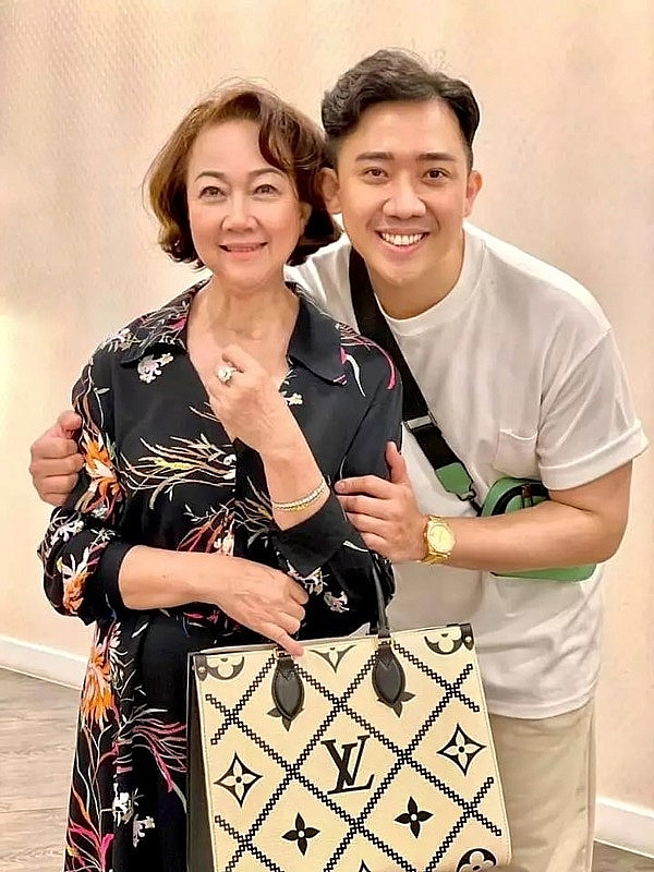 Hội mẹ chồng sao Việt sành điệu không kém cạnh con dâu