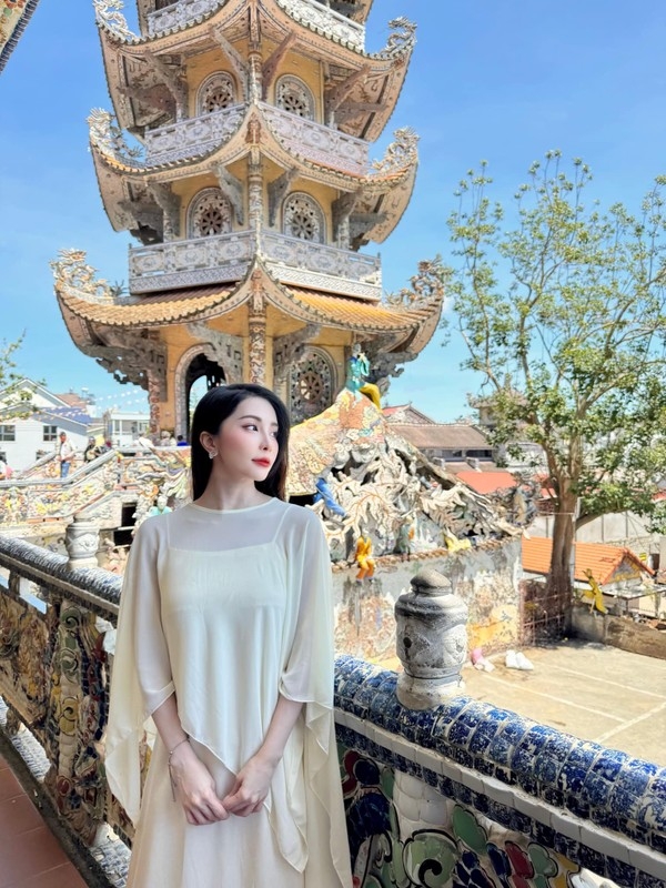 Quỳnh Nga xinh đẹp dịu dàng, Trịnh Kim Chi check in đi công tác