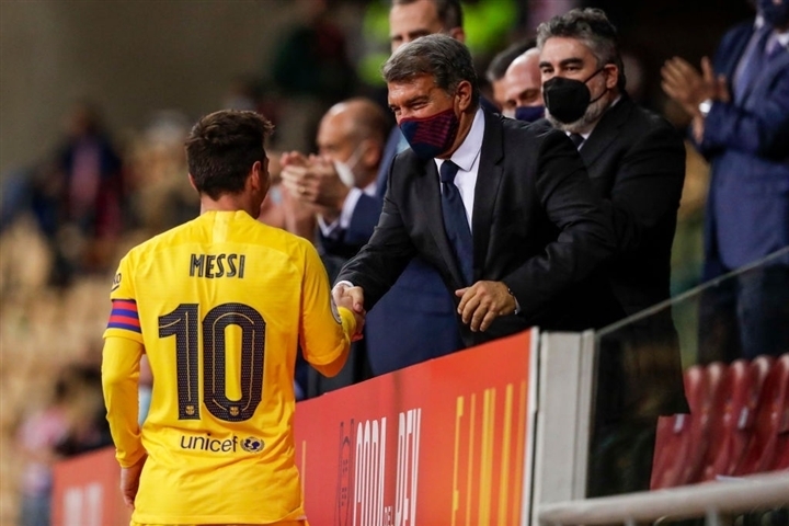 Barcelona chia tay Messi: Tan nát đội hình, tương lai u ám