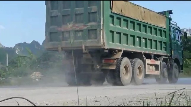 'Binh đoàn' xe quá tải cày nát đường, qua mặt CSGT tại vùng giáp ranh Hà Nội - Hòa Bình