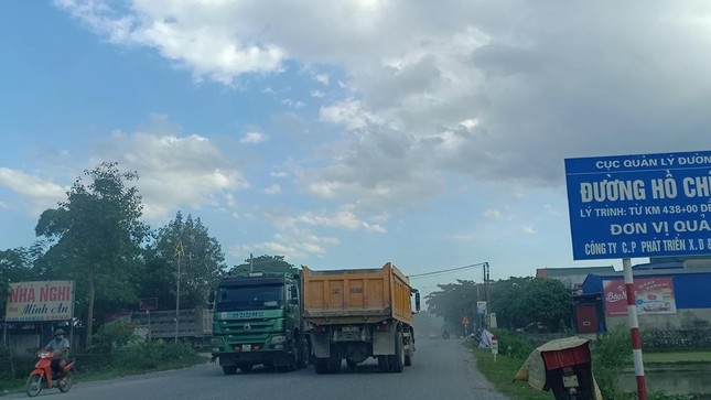 'Binh đoàn' xe quá tải cày nát đường, qua mặt CSGT tại vùng giáp ranh Hà Nội - Hòa Bình