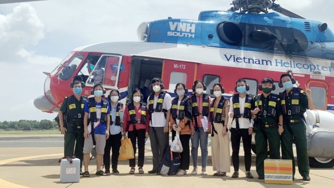 Trực thăng đưa 12 bác sĩ cùng 5.000 liều vắc xin đến Côn Đảo