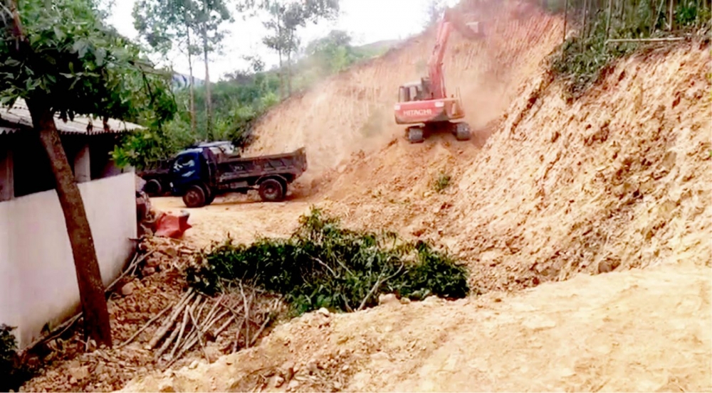 Tiềm ẩn nguy cơ khai thác đất trái phép ven Quốc lộ 49