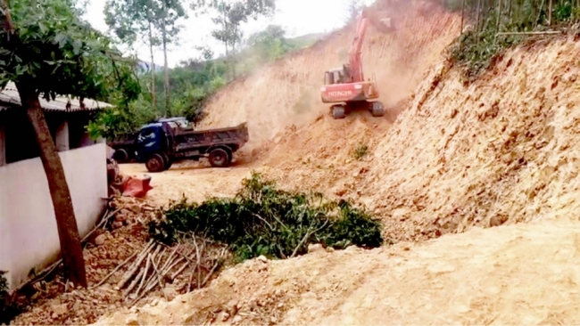 Tiềm ẩn nguy cơ khai thác đất trái phép ven Quốc lộ 49