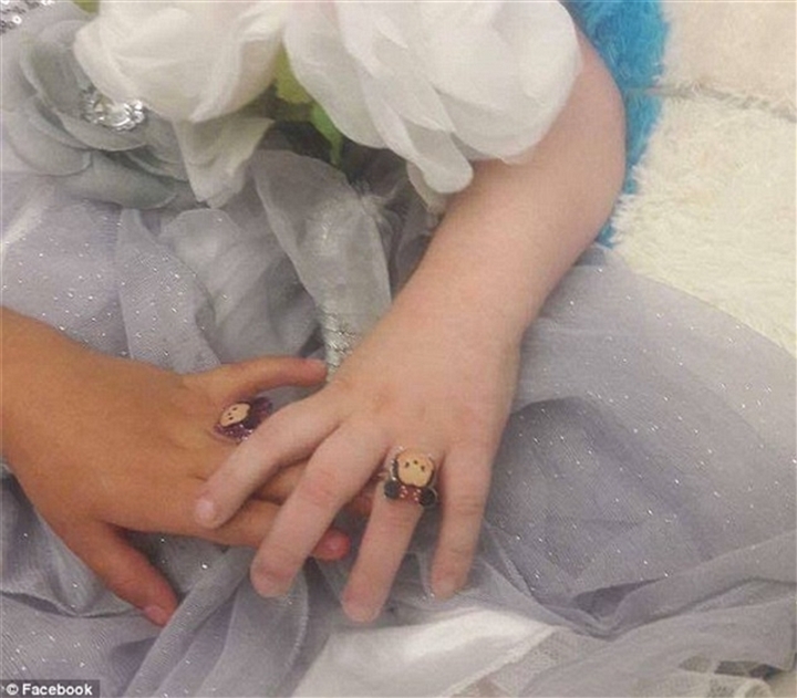 "Cô dâu" 5 tuổi qua đời sau đám cưới 6 tiếng khiến nhiều người nghẹn ngào