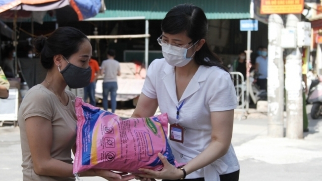 Hà Nội: Đa dạng các hoạt động hỗ trợ người lao động khó khăn ở phường Dịch Vọng Hậu