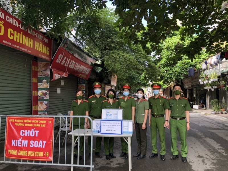 Phụ nữ Công an quận Thanh Xuân tặng quà, động viên lực lượng tuyến đầu chống dịch Covid-19 trên địa bàn
