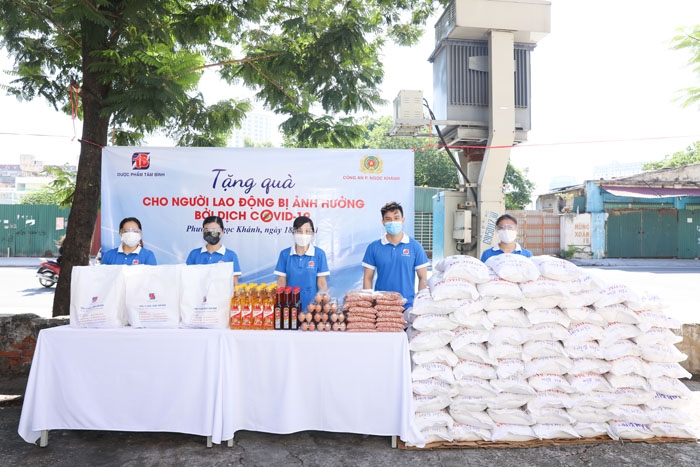 Dược phẩm Tâm Bình hỗ trợ người dân gặp khó khăn do Covid-19 tại phường Ngọc Khánh