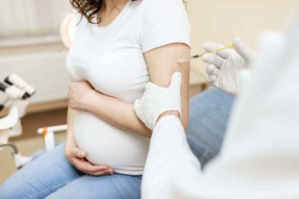Phụ nữ mang thai và cho con bú được ưu tiên tiêm vắc xin