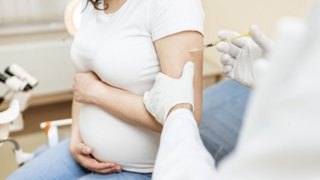 Phụ nữ mang thai và cho con bú được ưu tiên tiêm vắc xin