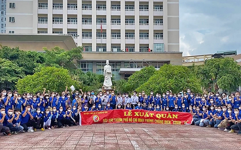 Hơn 400 cán bộ, sinh viên y dược Thủ đô vào nam chống dịch