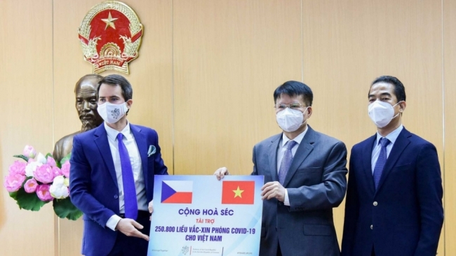 Bộ Y tế tiếp nhận 250.800 liều vắc-xin Covid-19 của Cộng hòa Séc tài trợ Việt Nam