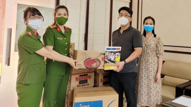 Tạp chí Năng lượng Mới đồng hành cùng Tập đoàn Masan trao quà cho tuyến đầu chống dịch