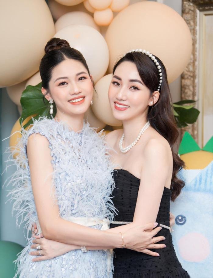 Cuộc sống viên mãn, giàu sang của hai chị em Á hậu từng từ chối thi quốc tế Cuộc sống viên mãn, giàu sang của hai chị em Á hậu từng từ chối thi quốc tế