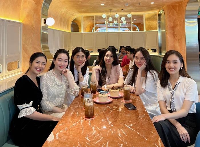 Cuộc sống viên mãn, giàu sang của hai chị em Á hậu từng từ chối thi quốc tế Cuộc sống viên mãn, giàu sang của hai chị em Á hậu từng từ chối thi quốc tế