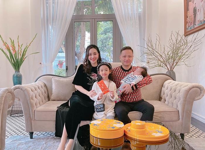 Cuộc sống viên mãn, giàu sang của hai chị em Á hậu từng từ chối thi quốc tế Cuộc sống viên mãn, giàu sang của hai chị em Á hậu từng từ chối thi quốc tế