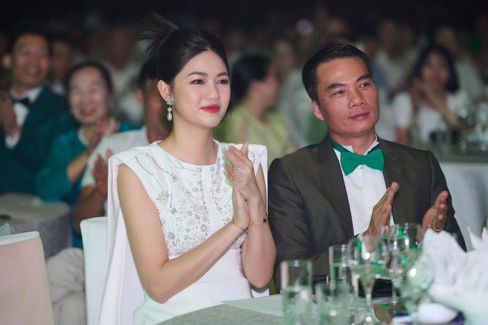 Cuộc sống viên mãn, giàu sang của hai chị em Á hậu từng từ chối thi quốc tế Cuộc sống viên mãn, giàu sang của hai chị em Á hậu từng từ chối thi quốc tế
