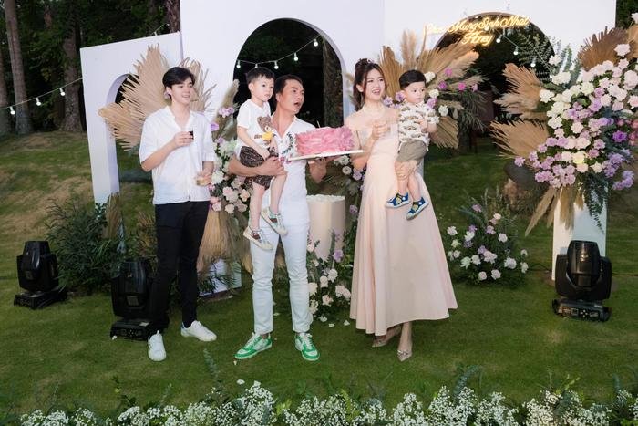 Cuộc sống viên mãn, giàu sang của hai chị em Á hậu từng từ chối thi quốc tế Cuộc sống viên mãn, giàu sang của hai chị em Á hậu từng từ chối thi quốc tế