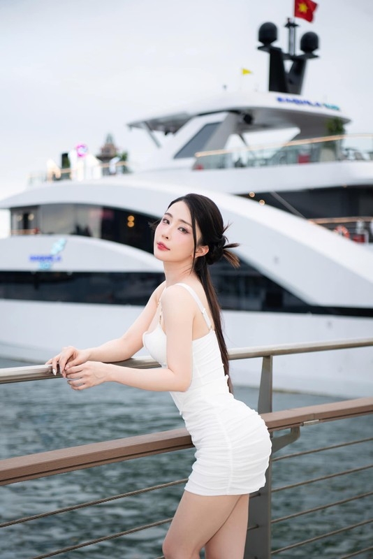Quỳnh Nga “đốt mắt” người nhìn với những màn khoe 3 vòng bắt mắt Quỳnh Nga “đốt mắt” người nhìn với những màn khoe 3 vòng bắt mắt