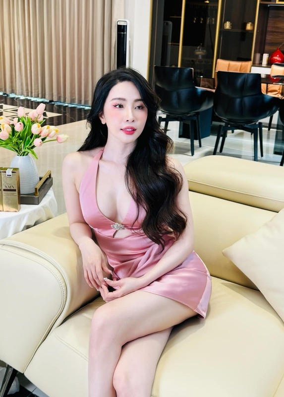 Quỳnh Nga “đốt mắt” người nhìn với những màn khoe 3 vòng bắt mắt Quỳnh Nga “đốt mắt” người nhìn với những màn khoe 3 vòng bắt mắt