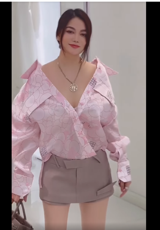 Trương Ngọc Ánh đổi style, trẻ xinh phát hờn ở tuổi U50