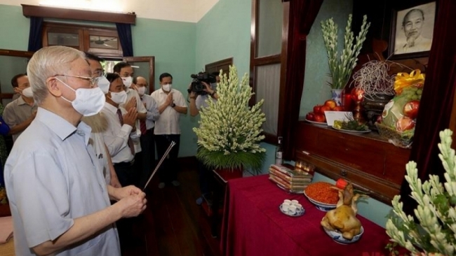 Tổng Bí thư Nguyễn Phú Trọng dâng hương tưởng niệm Chủ tịch Hồ Chí Minh