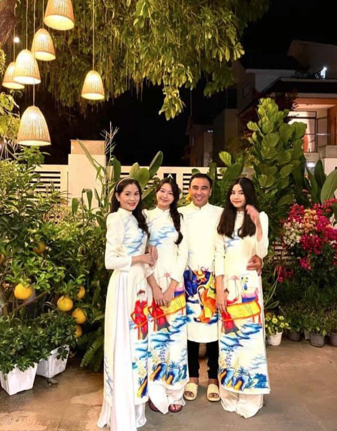 Chân dung bà xã xinh đẹp, là doanh nhân thành đạt của MC Quyền Linh Chân dung bà xã xinh đẹp, là doanh nhân thành đạt của MC Quyền Linh