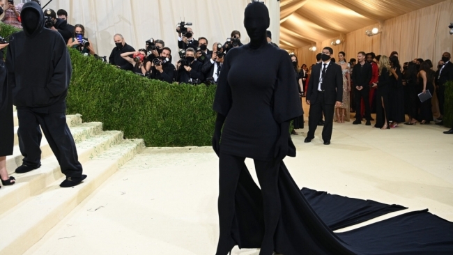 Kim Kardashian không nhận ra em gái vì trùm kín đầu