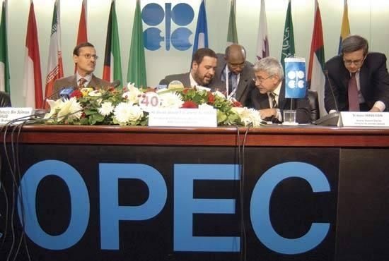 Thị trường dầu đang kỳ vọng vào OPEC để giải quyết vấn đề thặng dư