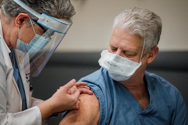Hoa Kỳ: Phê duyệt tiêm mũi vắc xin Pfizer tăng cường cho người trên 65 tuổi