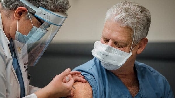 Hoa Kỳ: Phê duyệt tiêm mũi vắc xin Pfizer tăng cường cho người trên 65 tuổi