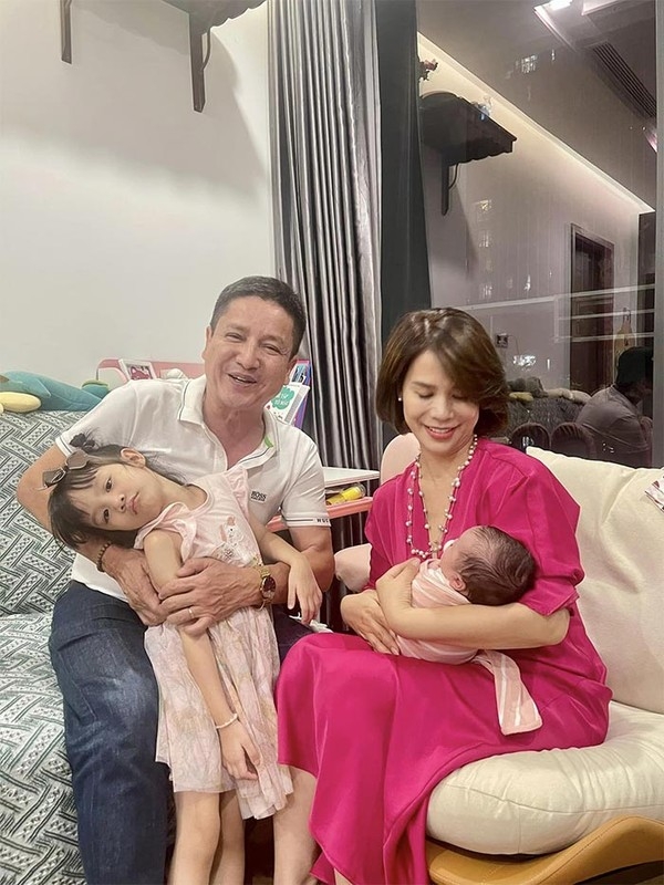 NSƯT Chí Trung hạnh phúc bên bạn gái á hậu sau khi nghỉ hưu NSƯT Chí Trung hạnh phúc bên bạn gái á hậu sau khi nghỉ hưu