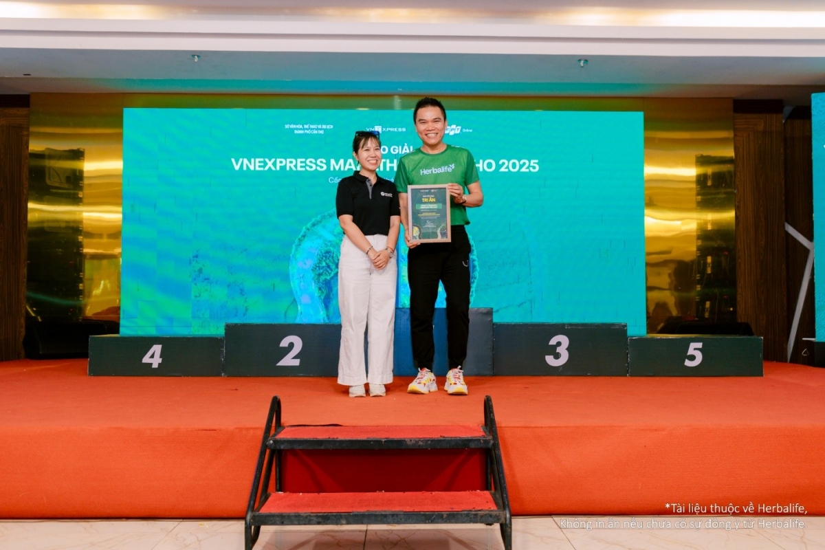Ông Nguyễn Thành Đạt – Giám Đốc Truyền Thông Herbalife Việt Nam, Campuchia &amp; Thái Lan nhận bằng khen từ BTC Vnexpress