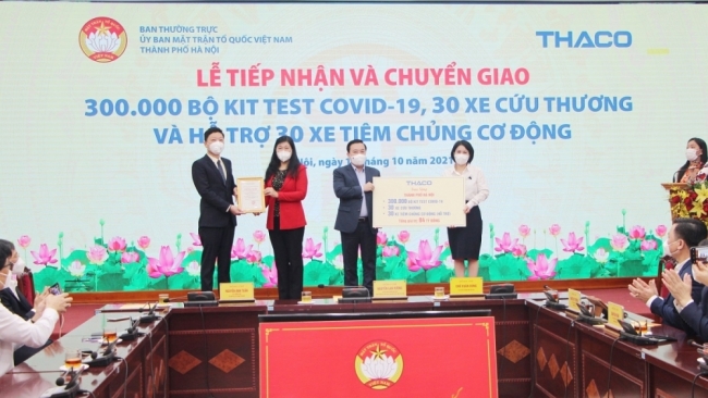 THACO trao tặng thành phố Hà Nội 30 xe cứu thương, 300.000 kit test nhanh kháng nguyên SARS-CoV-2 và hỗ trợ 30 xe tiêm chủng cơ động