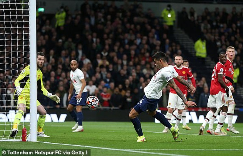 Ronaldo, Cavani rực sáng, MU “hủy diệt” Tottenham giữ ghế cho Solskjaer