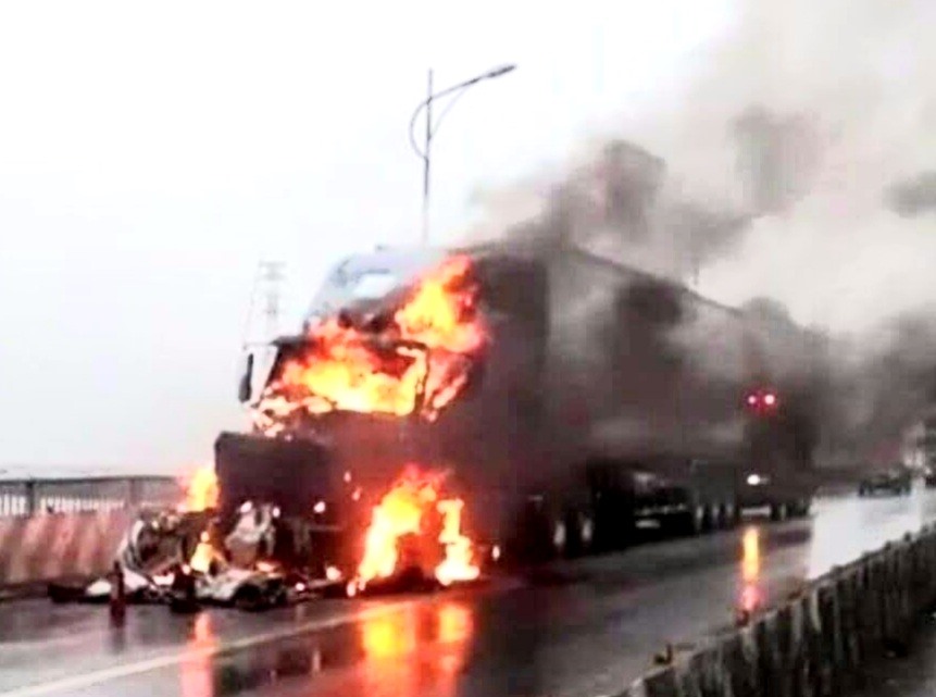Xe container bốc cháy khi đang lưu thông trên cầu